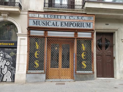 Rètol botiga Musical Emporium